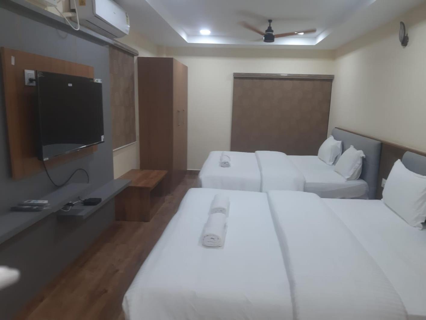 Lakshmi Narayana Grand Hotel Канчипурам Екстериор снимка