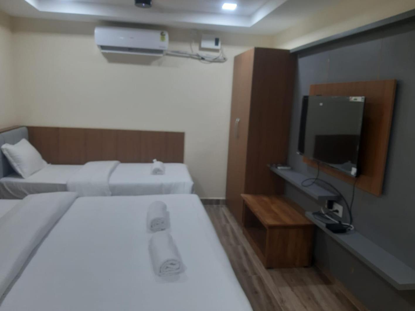 Lakshmi Narayana Grand Hotel Канчипурам Екстериор снимка